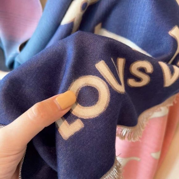 ๐โจAUTHENTICโจ๐Louis Vuitton scarf - Picture 3 of 4